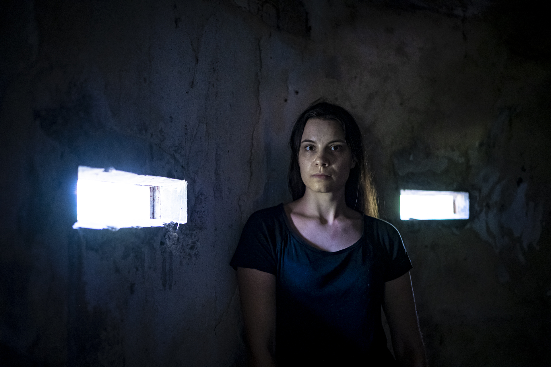 Didi Drobna in einem Beobachtungsbunker in Hirtenberg